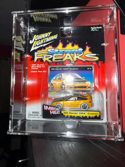 Expositor acrílico fundido a presión de Johnny Lightning (tarjeta ancha)